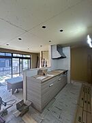 【リフォーム中】新品の対面キッチンです。顔を合わせながら楽しく料理ができます。