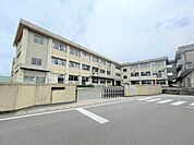 北信中学校まで2400ｍ（徒歩約30分）です。お友達とお話ししながらの通学ならあっという間に着いてしまいますね。