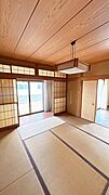【リフォーム販売】1階8帖和室は約9帖の洋室へ変更し、壁、天井のクロス張替、照明の新品交換、床はフローリング張りを行います。1帖サイズのクローゼットも新設します。