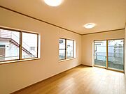 【リフォーム済/洋室】東側和室は間取り変更して洋室に仕上げました。床張り替え、クロス張替え、照明交換等を行いました。約9帖の洋室でゆったりとお使いいただけます。