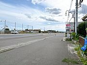 【周辺環境】前面道路（国道4号線）です。道路前に歩道があり、駐車の出入りがしやすいです。