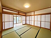 【リフォーム済/居室】1階和室は畳表替え、クロス張り、床クリーニングワックスを行いました。日当たりが良く、雰囲気の良い和室でご来客のお客様もお迎えできます。