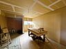 室内：【リフォーム中/居室】1階北側洋室の写真です。床建具交換、壁天井クロス張替え、断熱材交換（解体箇所のみ）、照明交換等を行います。8帖のお部屋には収納スペースもありますのでゆったりとお使いいただけます。