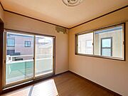 【リフォーム予定/居室】2階南西側洋室約5.25帖のお部屋です。壁天井クロス張替え、床クリーニングワックス、建具クリーニング、照明交換等を行います。クロスを張替えて照明も新しくなりますのでより一層雰…