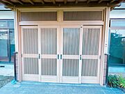 【リフォーム前/玄関】玄関は建付け調整や照明交換を行います。両引き戸の玄関扉で開口部が広いですので大きなお荷物も運びこみやすいですね。