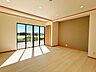 リビング/ダイニング：【リフォーム済/室内】間取り変更して約18帖の広々LDKに仕上げました。クロス張替え、床建具交換、照明交換等を行いました。アクセントクロスの壁は下地を入れたのでＴＶを壁付けに設置も可能です。