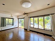 【リフォーム予定/リビング】約15帖のLDKはクロス張替え、床建具交換、照明交換等を行います。南側のお庭を見ながらゆっくりとおくつろぎいただける空間です。
