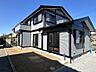 外観：【リフォーム済】外観別角度。屋根と外壁の塗装を行いました。明るい住宅に生まれ変わりました。重厚感のある佇まいで存在感のある邸宅です。