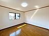 洋室：【リフォーム済】2階南東側9帖洋室。天井・壁クロス張替え。子供部屋としてもお使いいただけそうですね。