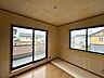 室内：【リフォーム中/室内】2階洋室です。壁天井クロス張替え、照明交換等を行います。約10.5帖の広さがありますので主寝室としてもゆったりとお使いいただけます。