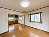 リビング/ダイニング：【リフォーム予定/リビング】リビングは壁天井クロス張替え、床建具交換、照明交換等を行います。対面キッチン仕様になりますので小さなお子様をお持ちのご家庭も家事がしやすいですね。