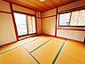 室内：【リフォーム中/2階和室】2階和室は洋室に間取変更の予定です。床建具交換、壁天井クロス張替、照明交換等を行います。約8帖のお部屋に収納付き。客間としては寝室としてもお使いいただきやすい広さです。