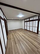 【リフォーム中】南西側25帖リビング。天井・壁クロス貼り替え、床フローリング張替え。今日一日の出来事を話しながらまったりと寛いでくださいね。