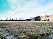 【小学校】鳥屋野小学校まで約950ｍ（徒歩約11分）です。お子様の通学の負担も少ない距離です。お友達とおしゃべりしながら歩けばあっという間の距離ですよ。 1800m