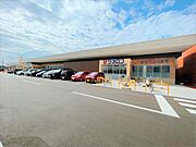 ウオロク空港通店様まで約2.1km（車で約6分）