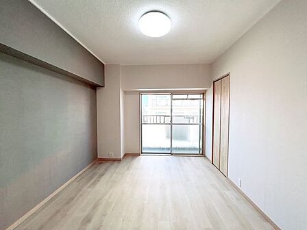 【リフォーム済】洋室約5.85帖です。フロアタイル上張り、クロス張替えなどを行いました。