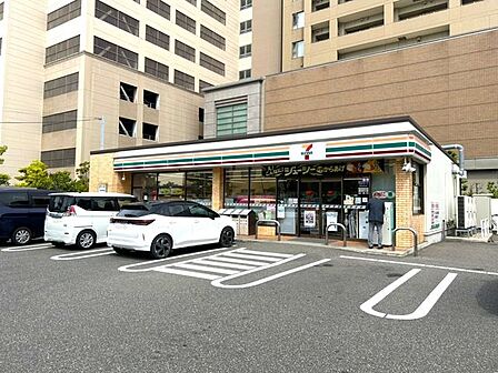 【周辺施設】セブンイレブン新潟寄居町店様まで約240m(徒歩約3分)です。コンビニは今の時代日常生活に欠かせない存在となっていますが、徒歩3分以内の距離にあるのはとても嬉しいポイントですね。 850m