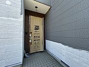 【リフォーム中】玄関扉は新品交換を行いました。
