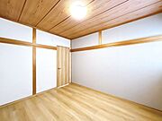 【リフォーム済み】【居室】2階の和室です。床は畳からフローリングへ、天井壁のクロスは張り替えを行いました。