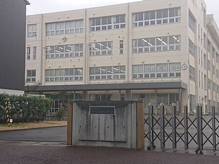 新潟市立万代長嶺小学校 徒歩12分。 940m
