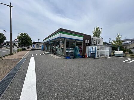 ファミリーマート新潟文京町店様まで約300m(徒歩約4分)