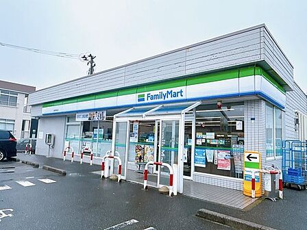 ファミリーマート新潟中野山店様まで約800m(徒歩約10分)です。