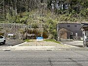 南側歩道方向から見た敷地です。南東側6.5m公道に面した陽当たり良好な敷地ですよ。