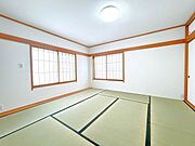 【リフォーム済】2階の和室です。WICがございます。壁クロス張り替え、畳表替えです。