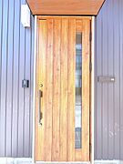 【リフォーム済】玄関ドアはYKKap製を使用しています。鎌錠が鍵受にしっかりとかみ合さり、しっかり固定されます。バールなどでこじ開ける手口に対して強い抵抗力を発揮します。