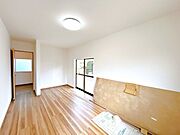 【リフォーム済】1F洋室です。大きな掃き出し窓がありますので、日当たり良好です。