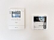 【リフォーム済】新しく設置するドアホンはカラーモニター付き。リビングに設置のモニターで玄関にいらしたお客様を確認してから応対できます。留守中の来客も記録できるので防犯面でも安心ですね。