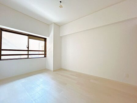 【リフォーム中】洋室はフロアタイルの上張りを行い、クロス張替えや照明交換を行います。