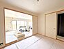 和室：【リフォーム中】LDK横の和室は畳表替えやクロスの張替え、照明交換を行っています。LDK横にありますので、来客時やお子様の遊び場としても良さそうですね。