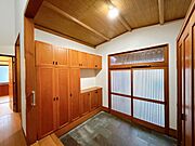 【リフォーム済】玄関も豪華仕様です。靴の収納には困りません。クリーニングを行いました。
