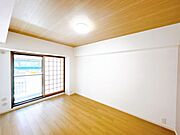 【リフォーム済】こちらのお部屋は洋室になります。フローリング仕上げ、クロス張替え、照明交換等を行いました。