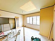 【リフォーム中】2階10帖洋室の様子です。フローリング重ね張り、壁天井はクロス仕上げです。