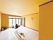 【リフォーム中】1階8帖和室から洋室約12帖洋室に変更します。フローリング重ね張り、壁天井はクロス仕上げです。