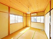 【リフォーム中】2階洋室の様子です。建具交換、照明交換、フローリング重ね張り等を行います。