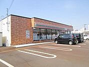 セブンイレブン上越五智国府店様まで750m（徒歩10分）です。