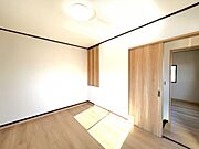【リフォーム完成】2階洋室の収納の写真です。建具の交換、収納内のクロスの張替えを行いました。