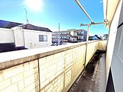 【現地写真】バルコニーの写真です。南東向きのため日あたり良好です。洗濯物がよく乾きそうです。