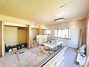 【リフォーム中写真5/29撮影】リビング写真です。フローリング上張り、クロス張替え、照明交換を予定しています。