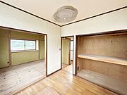 【リフォーム中5/28撮影】二階洋室の写真です。クロス張り替え、フローリング上張り、建具交換を行います。