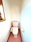 【現況販売】二階トイレの写真です。2つトイレがあるのはありがたいですね。クロス張り替え、建具交換、水回り交換、外壁塗装など一部リフォームのご相談も可能なのでお気軽にお問い合わせください。