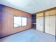 【リフォーム中5/16撮影】2階西側洋室の写真です。クロス張り替え、フローリング上張り、建具交換を行います。