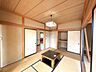その他：【現況販売】南側和室写真です。南側から暖かな陽光が差し込む和室。ご家族のくつろぎスペースとしてもおすすめです。