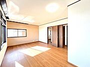【耐震補強工事実施】【リフォーム後写真】2階洋室別角度写真です。フローリング上張り、照明交換、クロス張替えをおこないました。窓が多く日当たり風通し良好。