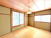 【期間限定現況販売】二階和室の写真です。クロス張り替え、建具交換、水回り交換、外壁塗装など一部リフォームのご相談も可能なのでお気軽にお問い合わせください。