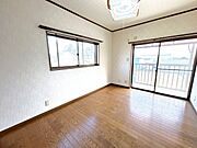【期間限定現況販売】二階奥の洋室の写真です。残置物の撤去を行いました。クロス張り替え、建具交換、水回り交換、外壁塗装など一部リフォームのご相談も可能なのでお気軽にお問い合わせください。