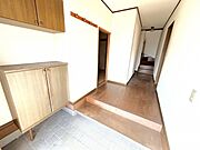 【期間限定現況販売】玄関内部からの写真です。残置物の撤去を行いました。クロス張り替え、建具交換、水回り交換、外壁塗装など一部リフォームのご相談も可能なのでお気軽にお問い合わせください。